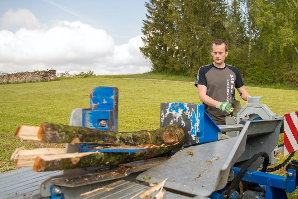 Brennholz Ofenfertig Aufbereitung